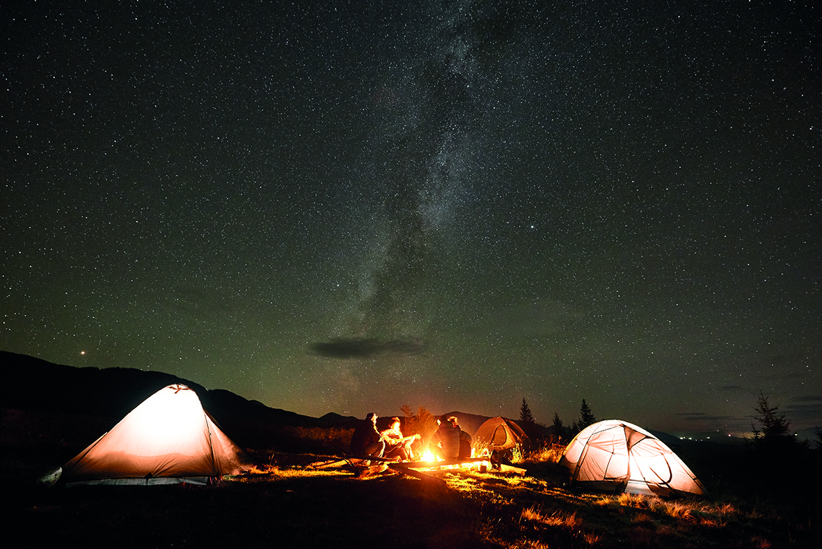 Lagerfeuer mit Zelten