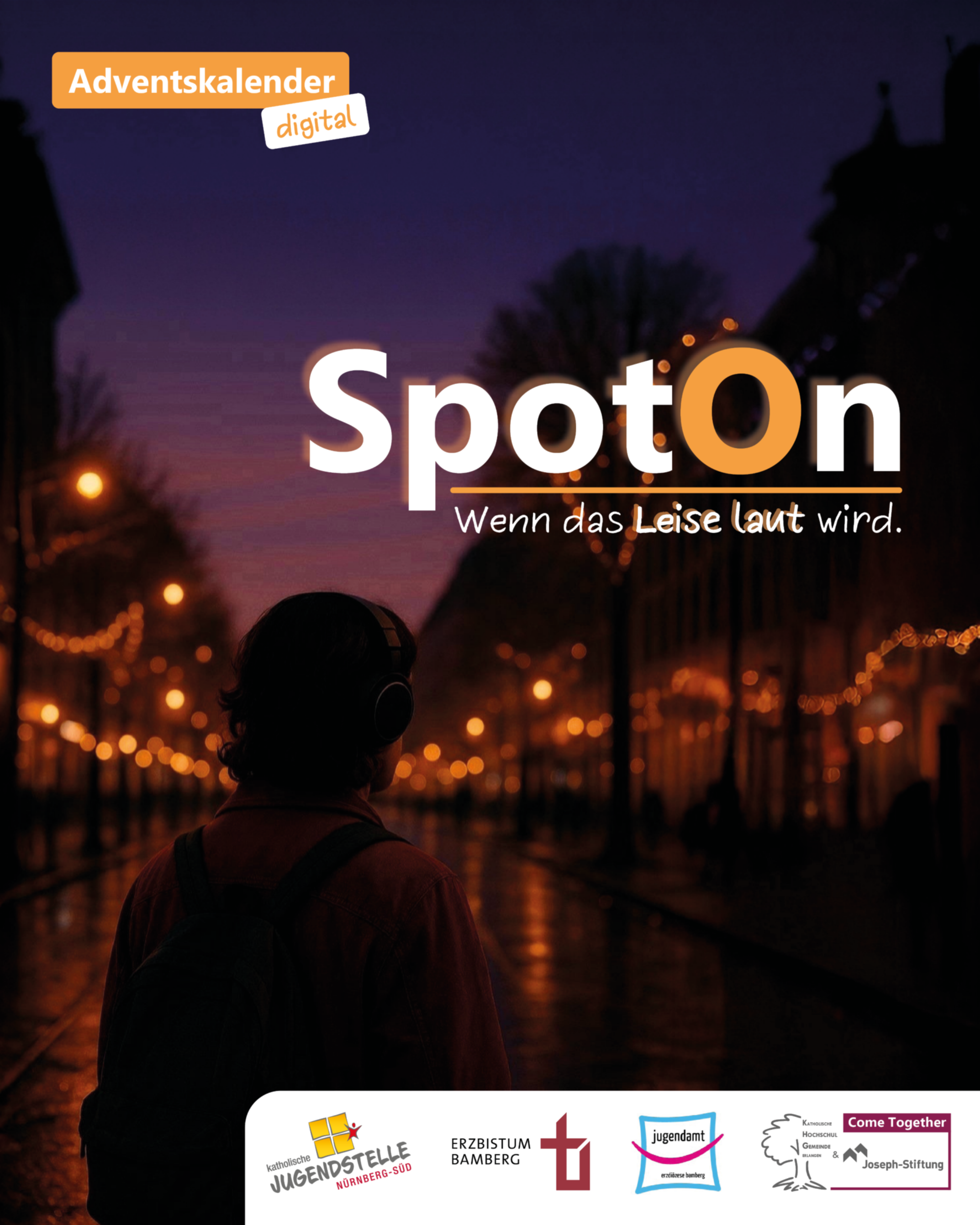 Silhouette einer Person mit Kopfhörern vor einer abendlichen, beleuchteten Straße mit Lichterketten, Text 'Spot On - Wenn das Leise laut wird.'