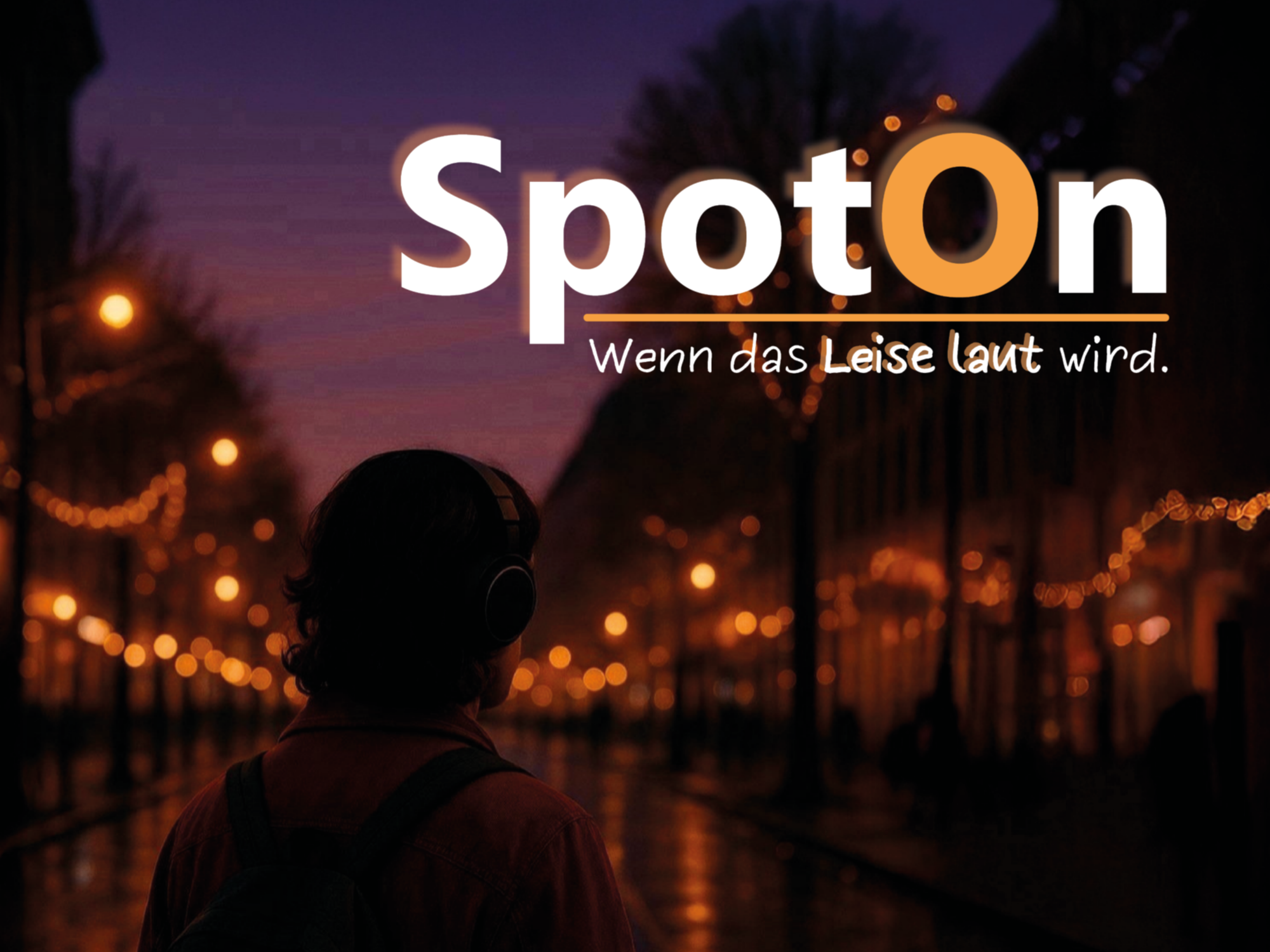Silhouette einer Person mit Kopfhörern vor einer abendlichen, beleuchteten Straße mit Lichterketten, Text 'Spot On - Wenn das Leise laut wird.'