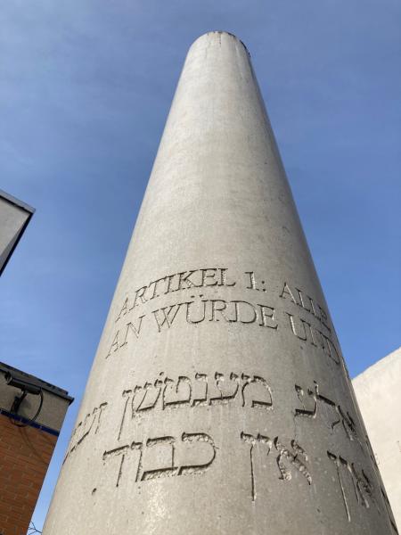 Säule in der Straße der Menschenrechte