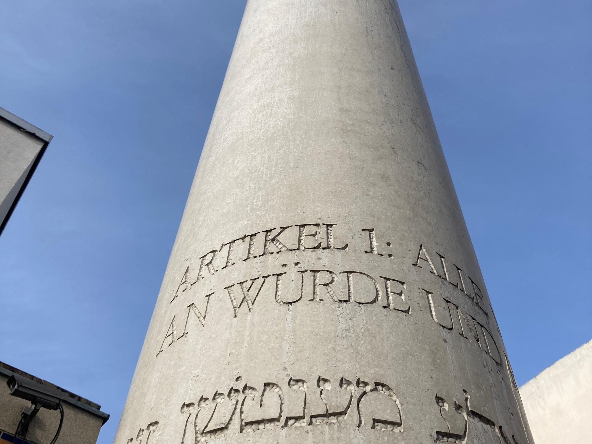 Säule in der Straße der Menschenrechte