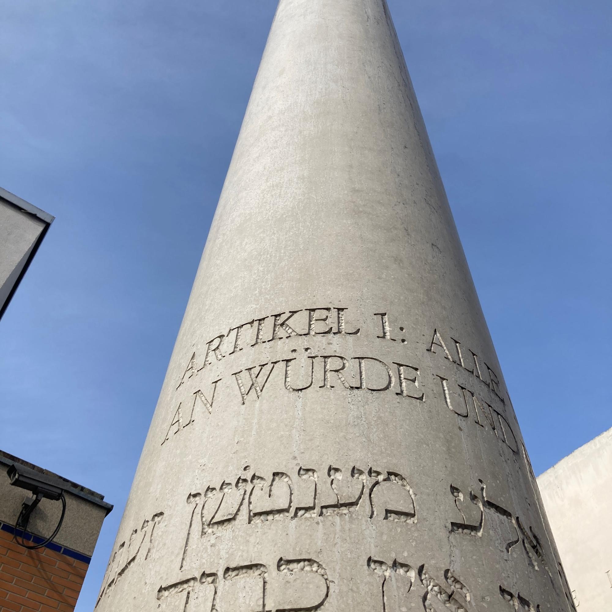 Säule in der Straße der Menschenrechte