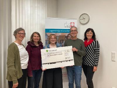 von links nach rechts: Fachbereichsleitung Heike Kilian, BDKJ Referentin Sophie Will und Stadtjugendseelsorgerin Melanie Zink, Leiter der Einrichtung Bernhard Gradner und Irina Riske. (c) BDKJ von links nach rechts: Fachbereichsleitung Heike Kilian, BDKJ Referentin Sophie Will und Stadtjugendseelsorgerin Melanie Zink, Leiter der Einrichtung Bernhard Gradner und Irina Riske.