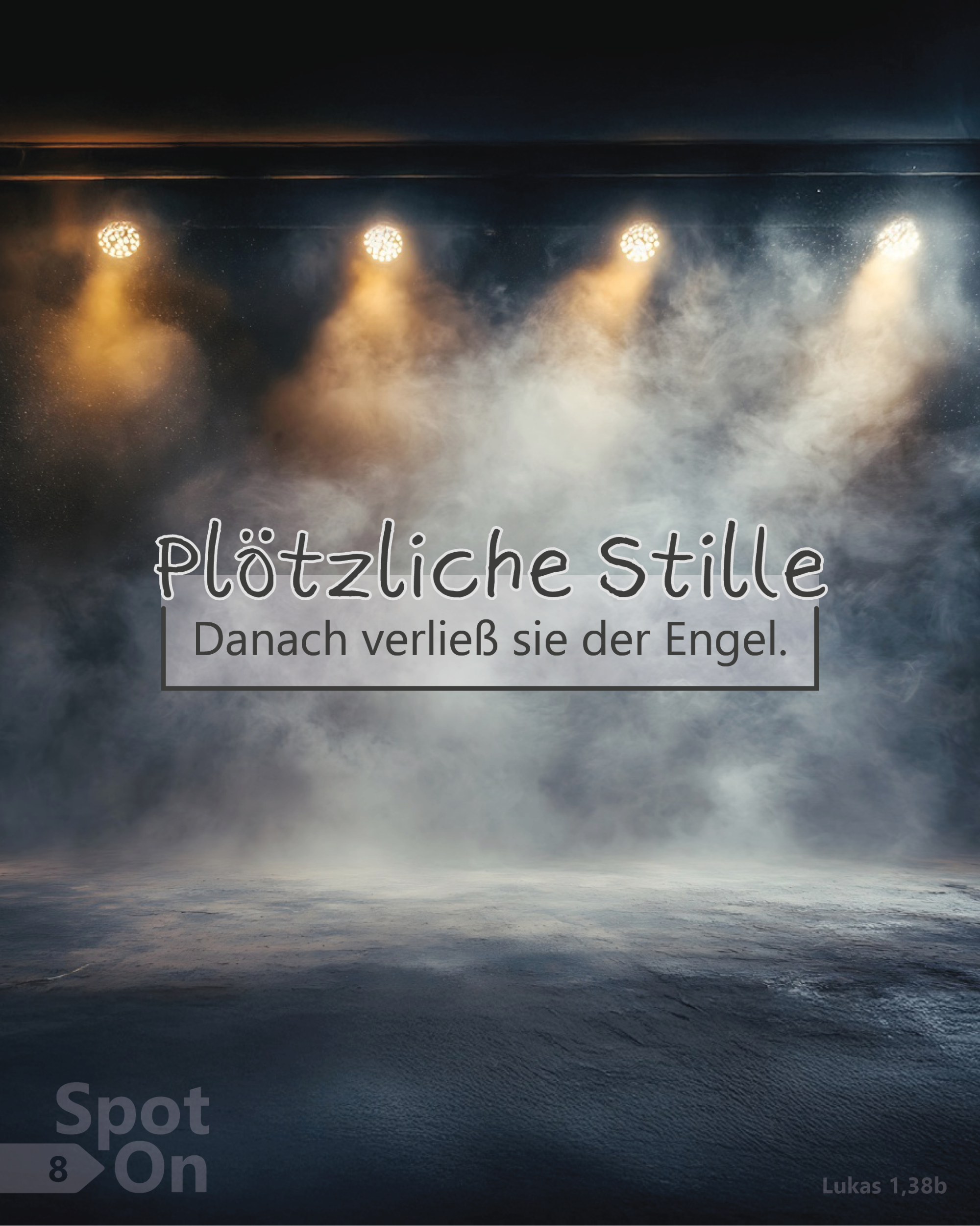 Eine dunkle Bühne oder Hallenfläche liegt im diffusen Licht mehrerer Spotlights, die von oben warmgelb herabstrahlen. Dichte Nebelschwaden füllen die Luft und erzeugen eine beinahe mystische, stille Atmosphäre. Der Boden ist leicht strukturiert und schimmert im gedämpften Licht. Im oberen Bildbereich steht ein Textkasten mit der Überschrift „Plötzliche Stille“ und dem Bibelvers: „Danach verließ sie der Engel.“ (Lukas 1,38b).