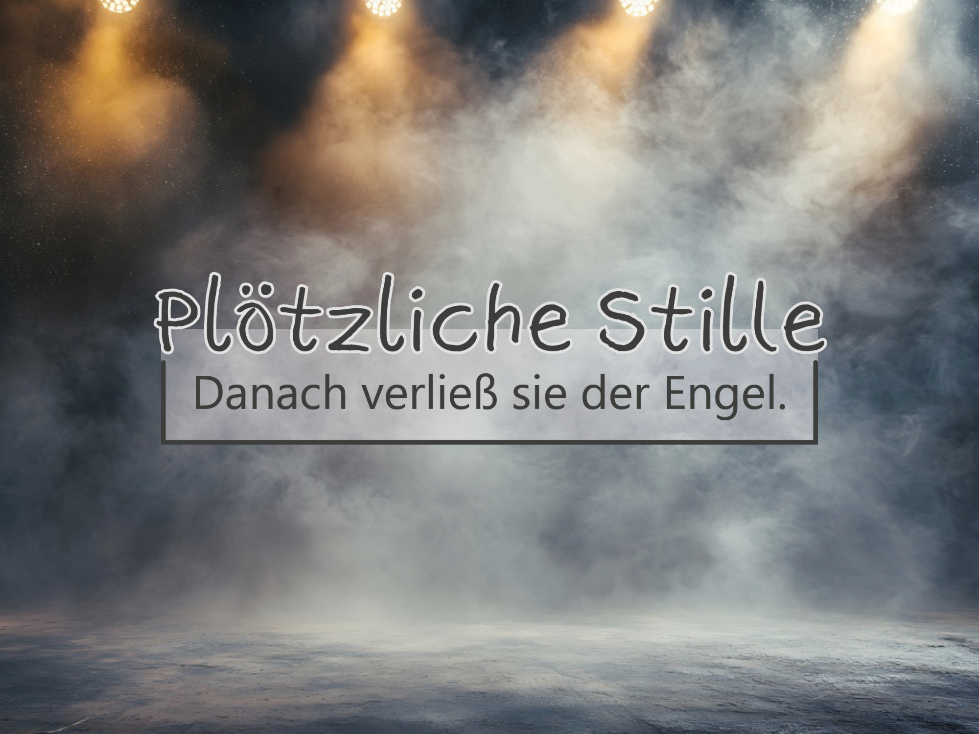 Eine dunkle Bühne oder Hallenfläche liegt im diffusen Licht mehrerer Spotlights, die von oben warmgelb herabstrahlen. Dichte Nebelschwaden füllen die Luft und erzeugen eine beinahe mystische, stille Atmosphäre. Der Boden ist leicht strukturiert und schimmert im gedämpften Licht. Im oberen Bildbereich steht ein Textkasten mit der Überschrift „Plötzliche Stille“ und dem Bibelvers: „Danach verließ sie der Engel.“ (Lukas 1,38b).