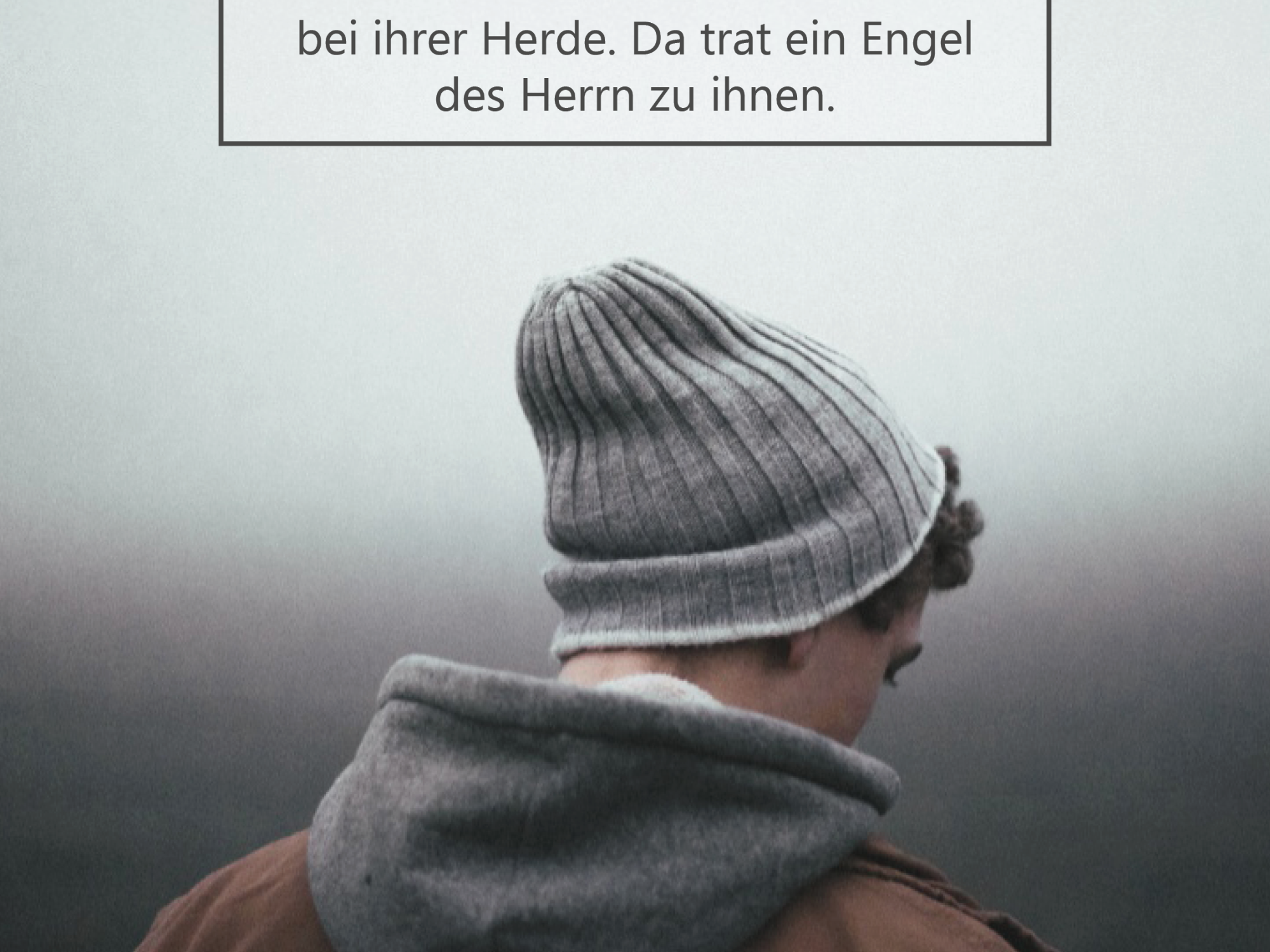 Im unteren Bildbereich ist eine Person von hinten zu sehen, die eine graue Mütze und eine Jacke mit Kapuze trägt. Sie steht in einer nebligen, kühlen Umgebung im Freien; der Hintergrund ist diffus und nahezu farblos, was eine stille, abgeschiedene Atmosphäre erzeugt. Die Person wirkt allein und etwas abgewandt, als halte sie Nachtwache. Im oberen Bildteil befindet sich ein Textkasten mit der Überschrift „Außen vor!?“ und dem Bibeltext: „In dieser Gegend lagerten Hirten auf freiem Feld und hielten Nachtwache bei ihrer Herde. Da trat ein Engel des Herrn zu ihnen.“ (Lukas 2,8–9a).