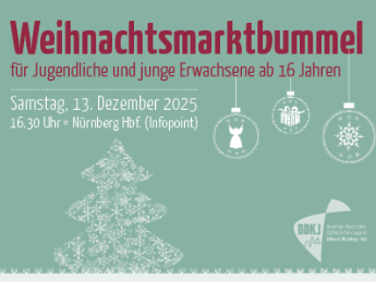 Roter Schriftzug 'Weihnachtsmarktbummel für Jugendliche und junge Erwachsene ab 16 Jahren' über weißem Text auf grünem Hintergrund, darunter weiße Schneeflocken in Form eines Tannenbaums und drei hängende Weihnachtskugeln mit Symbolen.