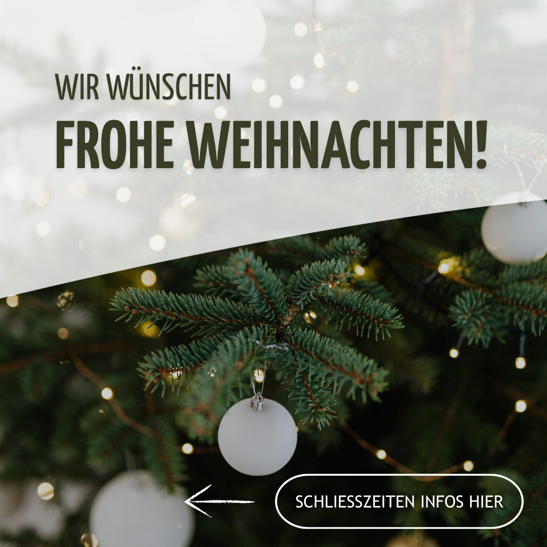 Weihnachtsbaum mit weißen Kugeln und Lichterketten, darüber der Text 'WIR WÜNSCHEN FROHE WEIHNACHTEN!' und 'Schließzeiten Infos hier'.