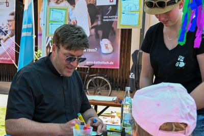 Diözesanjugendpfarrer Gerd Richard Neumeier auf dem „Hof der Jugend“ beim Heinrichsfest 2024. (c) Ronald Rinklef Diözesanjugendpfarrer Gerd Richard Neumeier auf dem 'Hof der Jugend' beim Heinrichsfest 2024.