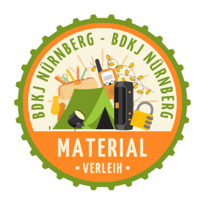 Materialverleih (c) BDKJ Logo mit grünen Zelt, Spielfiguren, Federmäppchen, Walkie-Talkie, Zahlenschloss, Lautsprecher, Strahler und Lichterkette, umgeben vom Text 'BDKJ Nürnberg' und 'Materialverleih'