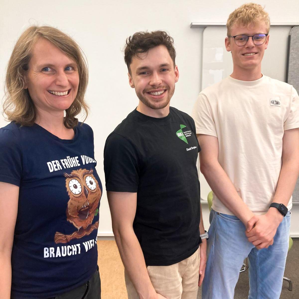 Der neue BDKJ Stadtvorstand: Links Melli (BDKJ-Präses) mit blauem T-Shirt, in der Mitte Daniel mit schwarzem T-Shirt, rechts Moritz mit weißem T-Shirt und Brille