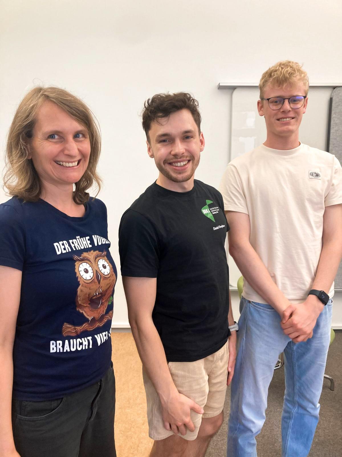 Der neue BDKJ Stadtvorstand: Links Melli (BDKJ-Präses) mit blauem T-Shirt, in der Mitte Daniel mit schwarzem T-Shirt, rechts Moritz mit weißem T-Shirt und Brille