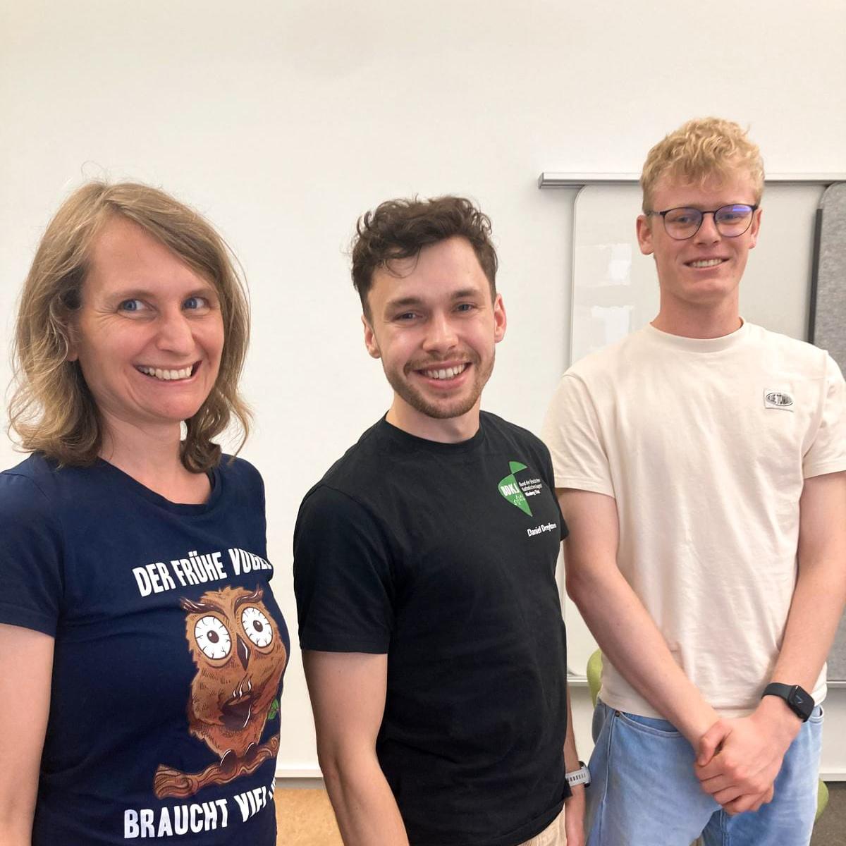 Der neue BDKJ Stadtvorstand: Links Melli (BDKJ-Präses) mit blauem T-Shirt, in der Mitte Daniel mit schwarzem T-Shirt, rechts Moritz mit weißem T-Shirt und Brille